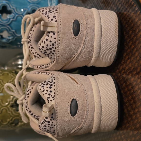 Easy Spirit Beige Suede Sneakers (#17) - Picture 5 of 8